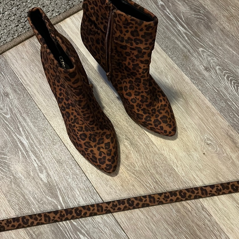 Shoes comes with matching reversible belt medium! Never wore shoes